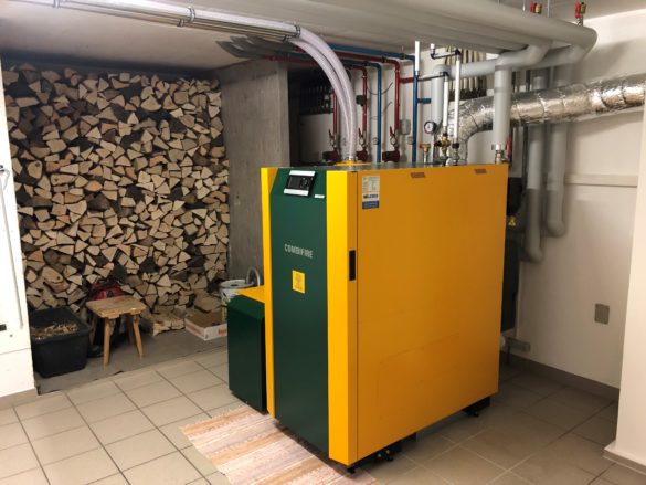 Stückholz-Pellets Kombikessel im Keller